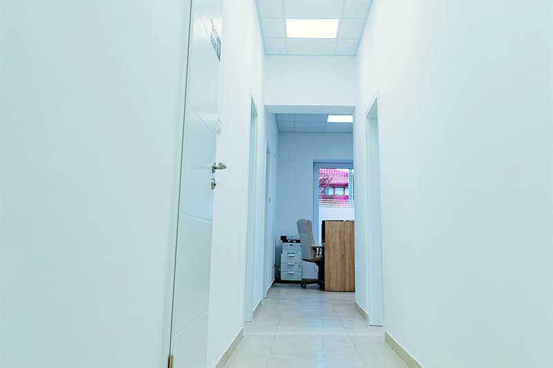 Coridorul cabinetelor Clinica Dr. Stoica